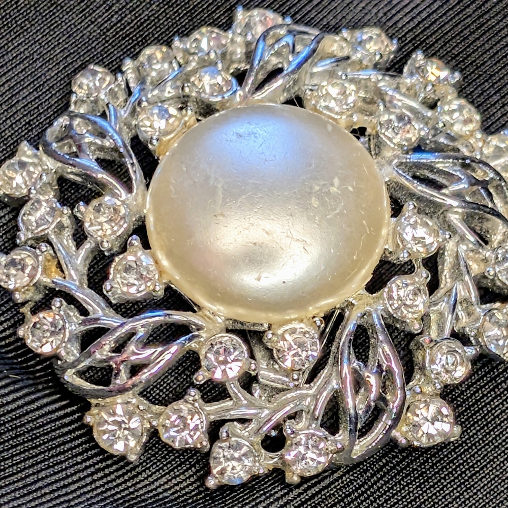 Stunning Vintage Rhinestone Brooch with Faux Pearl Center